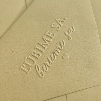 ideatree, farebné obálka, svadobné obálky, obálky na oznámenia, embosované obálky, obálky s iniciálmi, obálka so slepotlačou, slepotlač, embos, noiart, svadobna grafika, nové mesto nad váhom