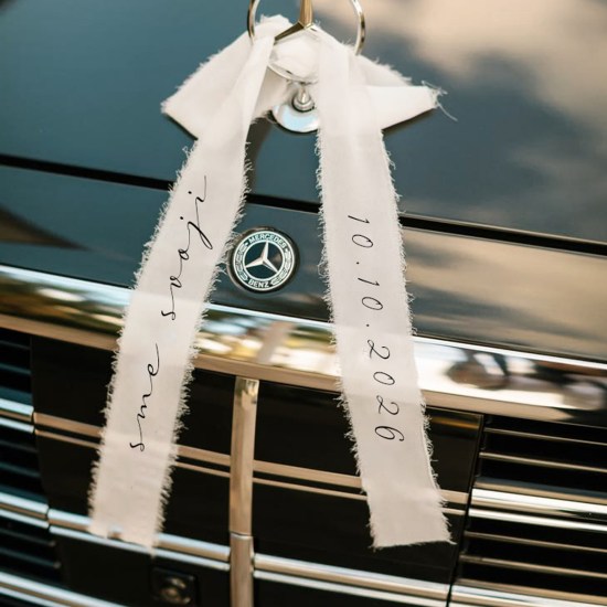 svadobné dekorácie, stuha s menom, stuha na svadobné auto, stuha na auto, stuha nevesta, menovky na stužkách, menovky stuhy, personalizovaná stuha, personalizované stuhy, stuha na kyticu, nové mesto nad váhom