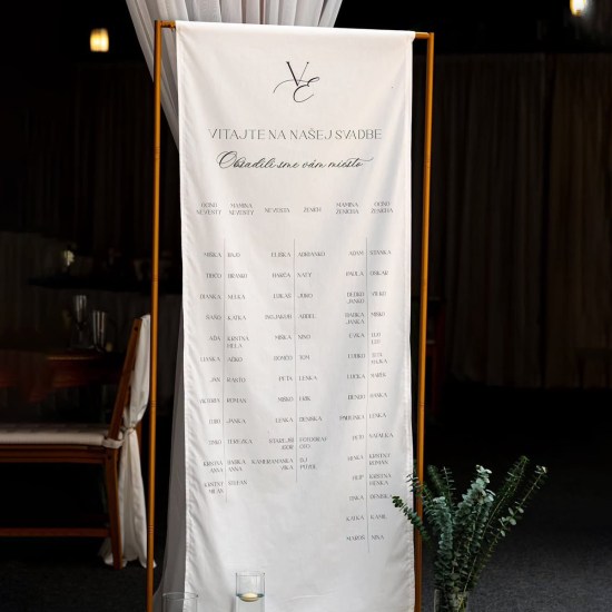 svadobný banner, uvítací banner, zasadací poriadok, vitajte na svadbe, personalizovaná látka, potlač látky, zasadací poriadok na látke, uvítacia tabuľa